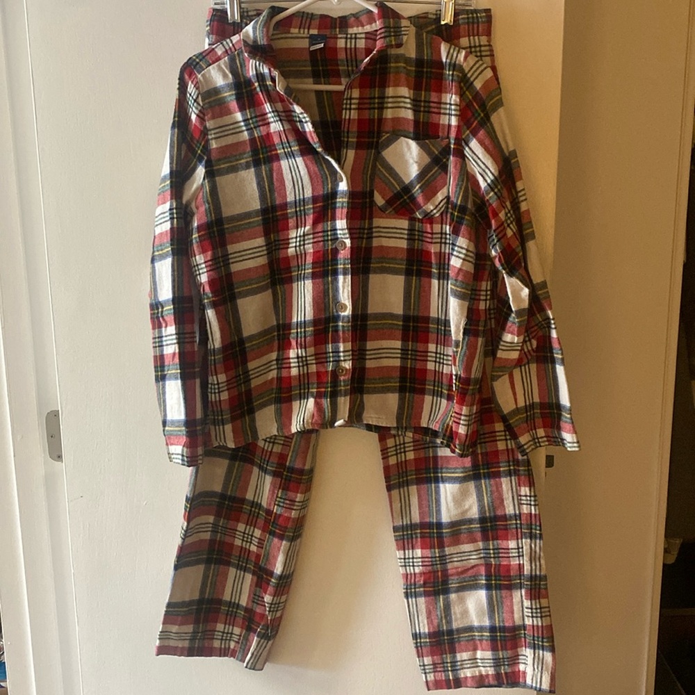Old Navy plaid pjs. Size medium.